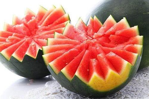 大伟去西瓜地吃瓜